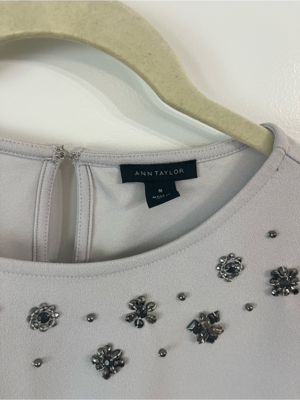 Ann Taylor Top Light Gray Jeweled Short Sleeve Blouse Office Work Womens Medium - Picture 3 of 10